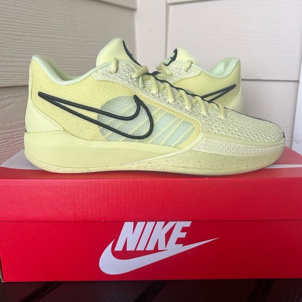 SIZE 10 - NIKE SABRINA 1 EXCLAMAT! ON W